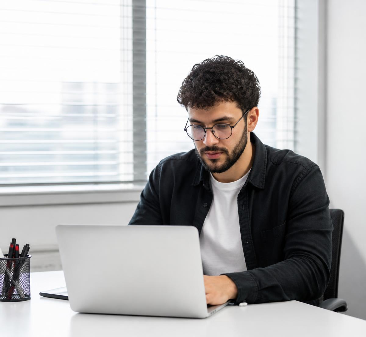 Entrepreneur créant son entreprise en ligne avec Monos